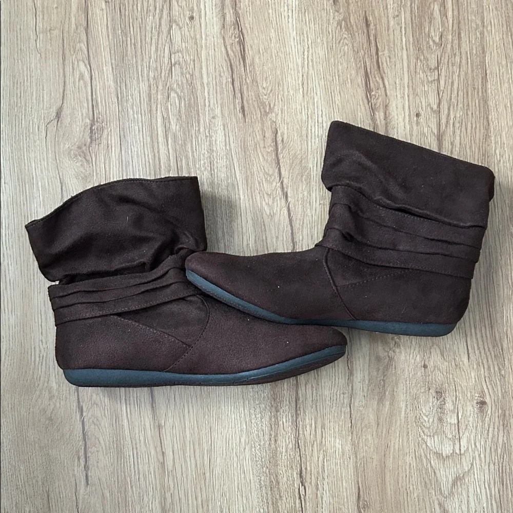 NWOT Women’s SO Size 8.5 Brown Faux Suede  Bow Accent Ankle Boots